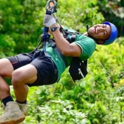 “Arenal Mundo Aventura” se traduce como “Arenal Adventure World”.